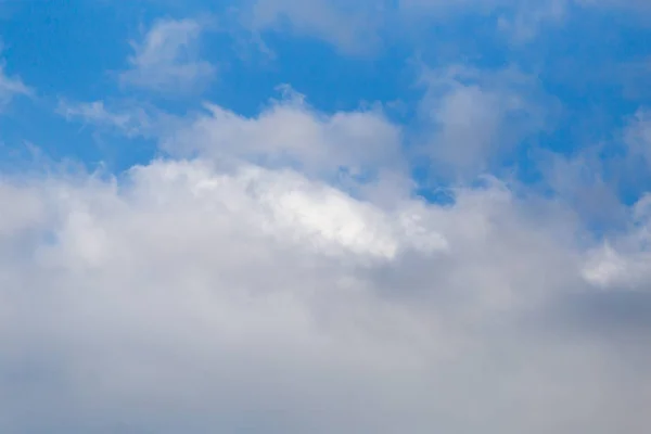 Schöne Wolken am blauen Himmel — Stockfoto