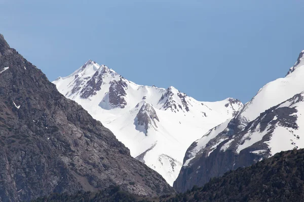 Die schneebedeckten Gipfel des Tien Shan Gebirges. Kasachstan — Stockfoto