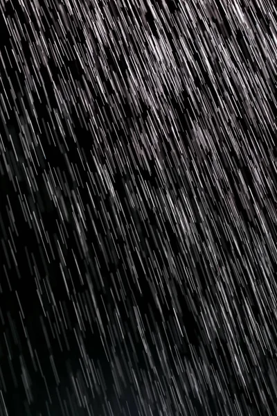 Lluvia sobre un fondo negro — Foto de Stock