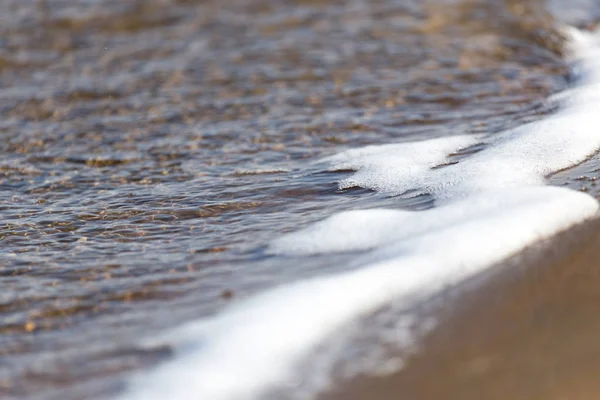 Tło wód powierzchniowych na brzegu — Zdjęcie stockowe
