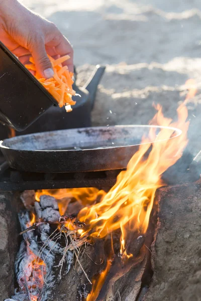 Cocina sobre la naturaleza de la estaca — Foto de Stock