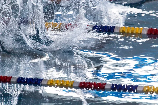 People with splashes of dives in the pool — Stock Photo, Image