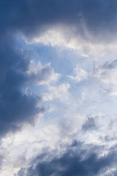 Storm moln i himlen som bakgrund — Stockfoto