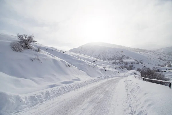 Strada invernale in montagna — Foto Stock