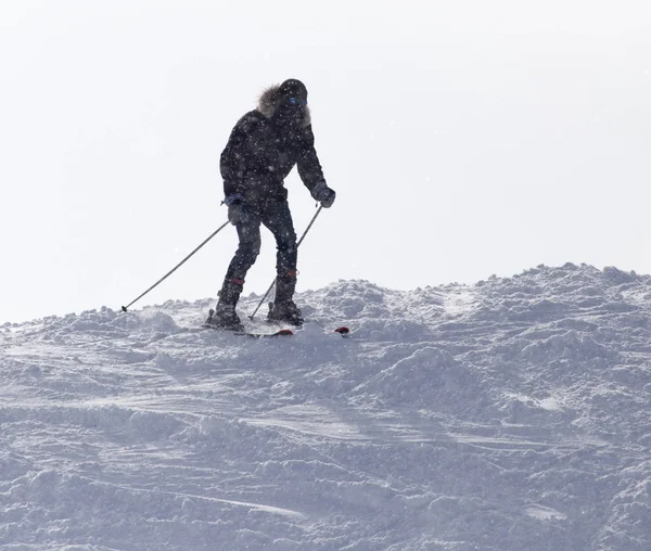 Atleta sciare sulle montagne innevate — Foto Stock