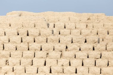 Topraktan yapılmış tuğla duvar