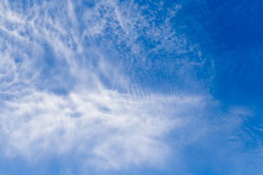 Arka planda mavi gökyüzündeki bulutlar