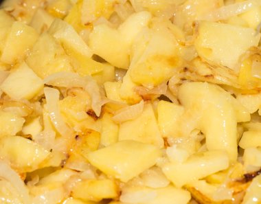 patates ve soğan arka plan olarak bir tavada