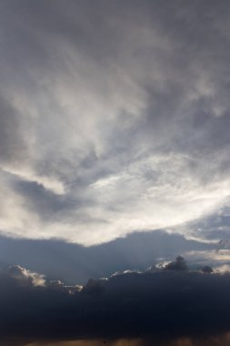 Akşamları bulutlu güzel gökyüzü