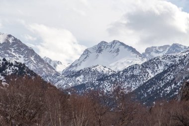 Kışın Tian Shan 'ın karla kaplı dağları