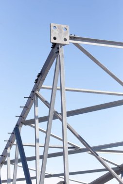 Mavi gökyüzünün arka planında metal yapı