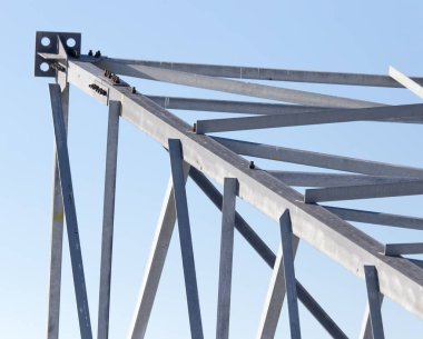 Mavi gökyüzünün arka planında metal yapı