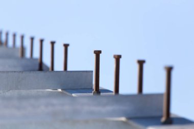 Mavi gökyüzünün arka planında metal yapı