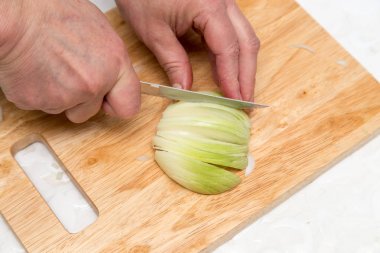 Cook soğan doğranmış tahta