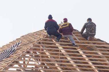 işçilerin çatıda çalışma