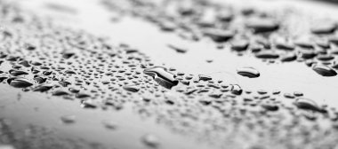 karanlık bir araba su damlaları