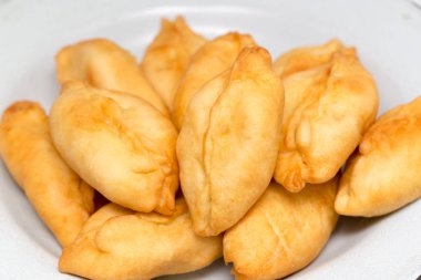 bir tavada kızarmış kek