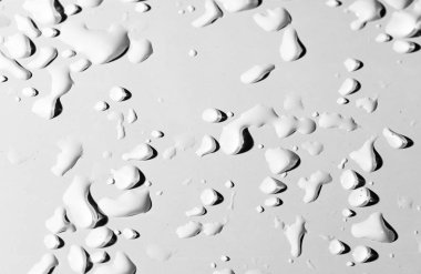 Beyaz arkaplanda su damlaları