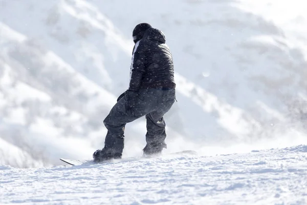 Hombre snowboard en el invierno — Foto de Stock
