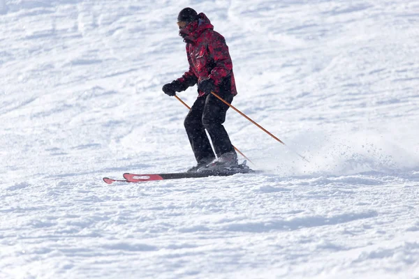 冬にはスキーの人々 — ストック写真