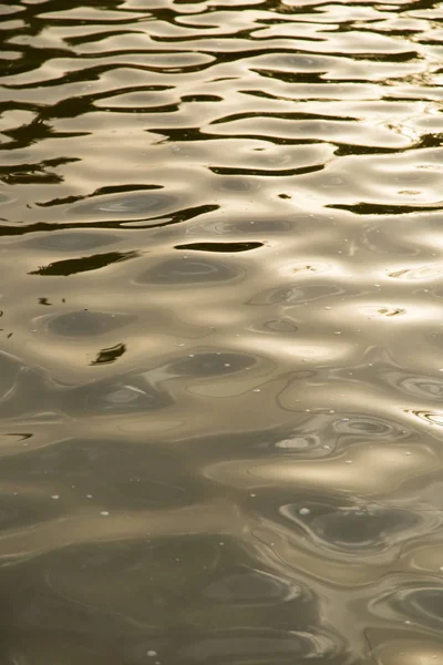 Achtergrond van het gele wateroppervlak — Stockfoto