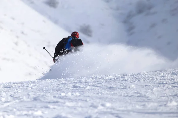 Persone che sciano in inverno — Foto Stock