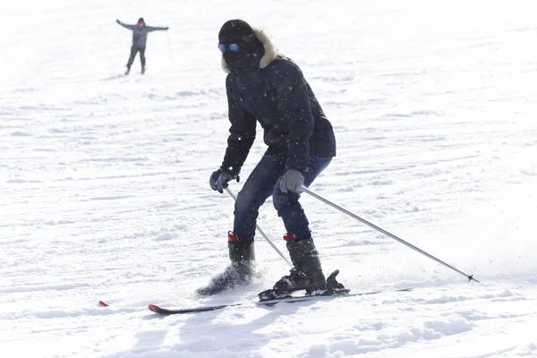 冬天人们滑雪 — 图库照片