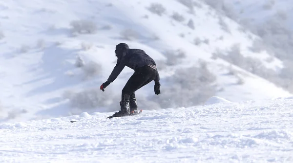 Hombre snowboard en el invierno — Foto de Stock
