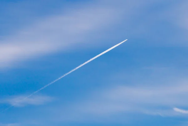 Die Spur eines Flugzeugs am Himmel — Stockfoto