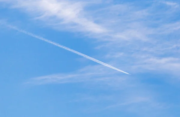 Die Spur eines Flugzeugs am Himmel — Stockfoto
