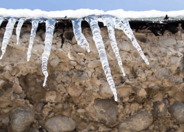 Jégcsapok egy ház tetején télen — Stock Fotó