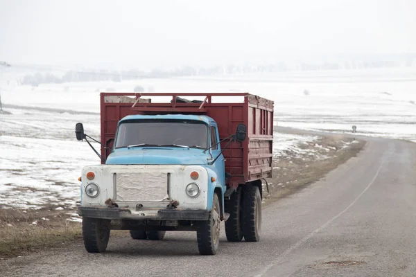 Vieux camion sur la route — Photo