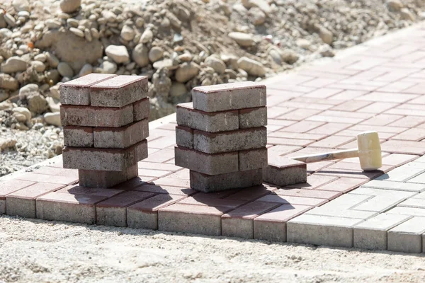 Тротуарные плиты на строительной площадке — стоковое фото