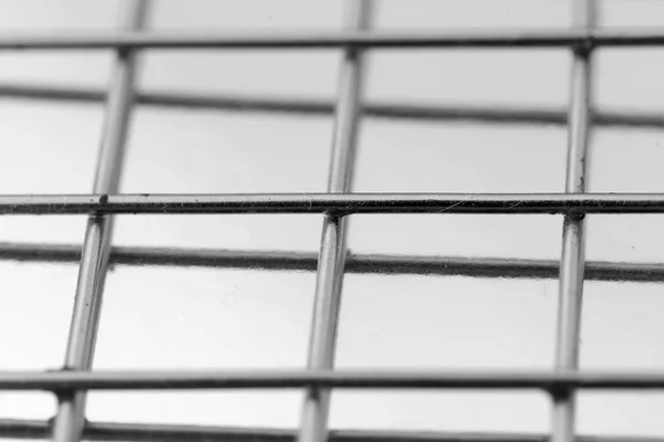Plasă de metal pe un fundal argintiu — Fotografie, imagine de stoc