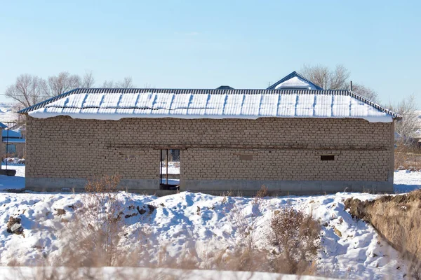 겨울에 미완성된 벽돌 집 — 스톡 사진