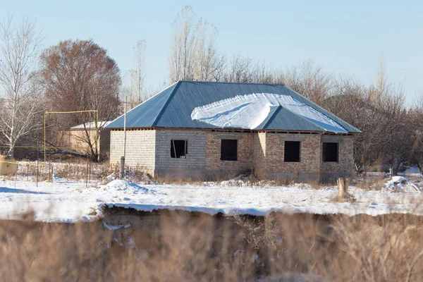未完成的砖房子在冬天 — 图库照片