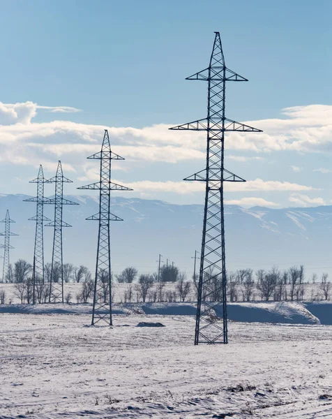 Elektrische paal in de natuur in de winter — Stockfoto