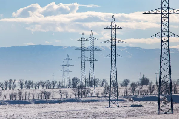 Strommast im Winter in der Natur — Stockfoto