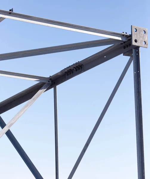 青空を背景にした金属製の構造 — ストック写真