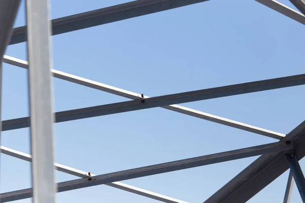 Metallkonstruktion på en bakgrund av blå himmel — Stockfoto