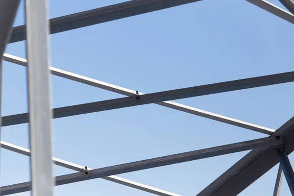 Construcción metálica sobre un fondo de cielo azul — Foto de Stock