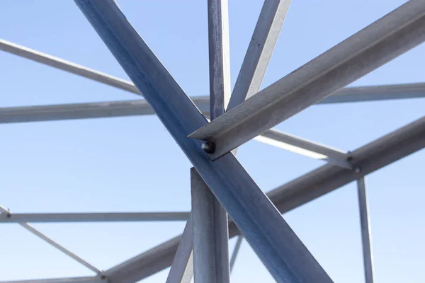 Mavi gökyüzünün arka planında metal yapı — Stok fotoğraf