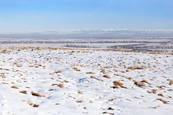 Kar ve mavi gökyüzü ufku — Stok fotoğraf