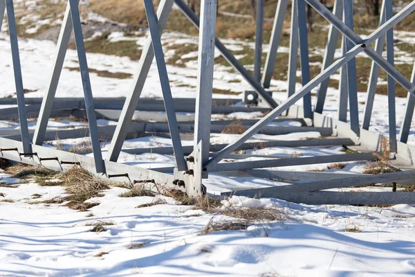 Estructura de metal en la nieve en el invierno — Foto de Stock