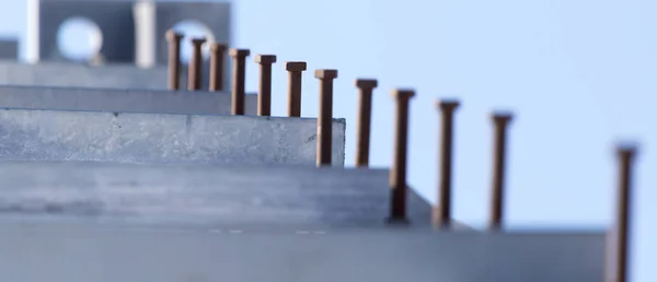 Construcción metálica sobre un fondo de cielo azul — Foto de Stock