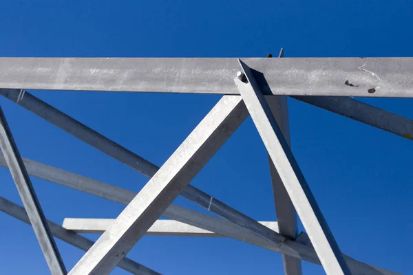 Kovová konstrukce na pozadí modré oblohy — Stock fotografie