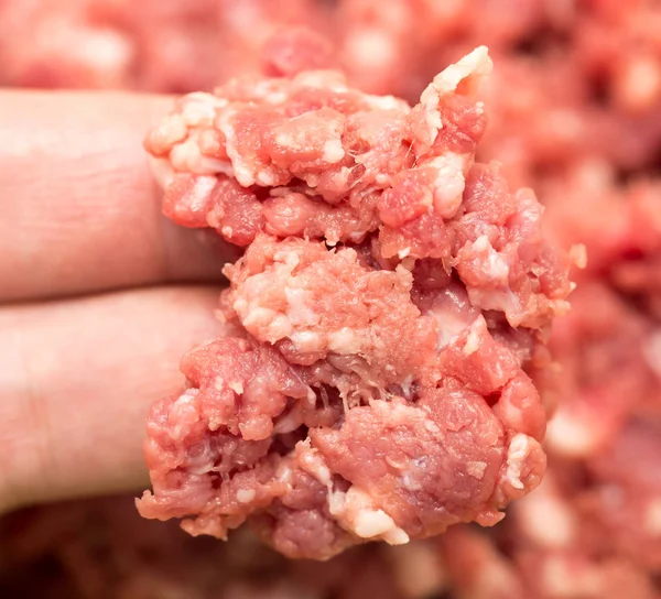 Minced meat in his hand. macro — Stock Photo, Image