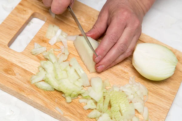 Gehackte Zwiebel auf dem Brett kochen — Stockfoto