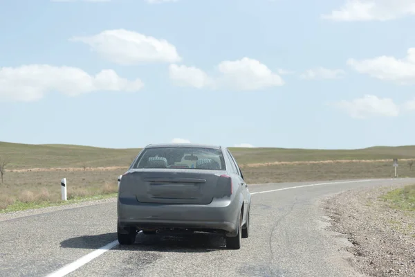 Carro na estrada de asfalto — Fotografia de Stock