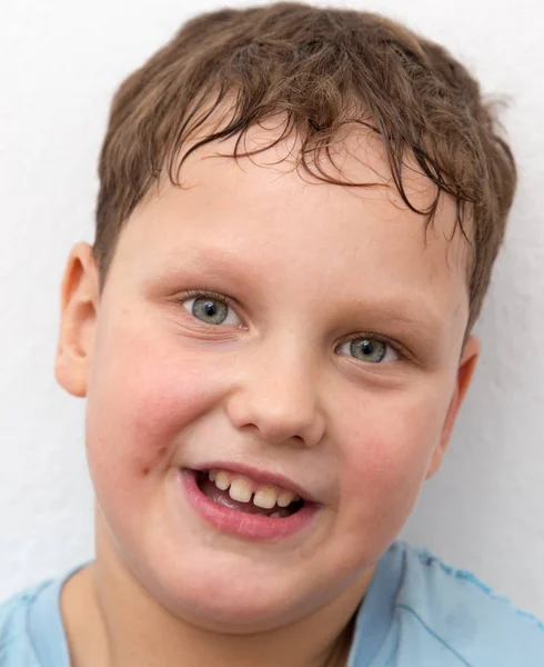 Портрет веселого мальчика — стоковое фото